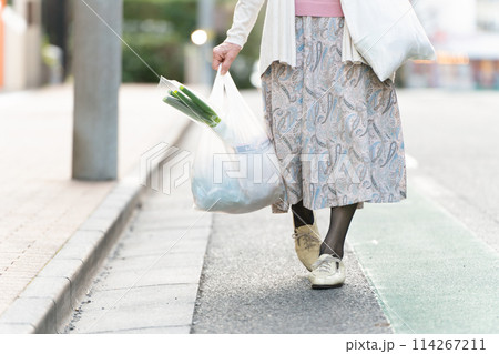 買い物をするシニア女性 足元 買い物をするシニア女性 足元 114267211