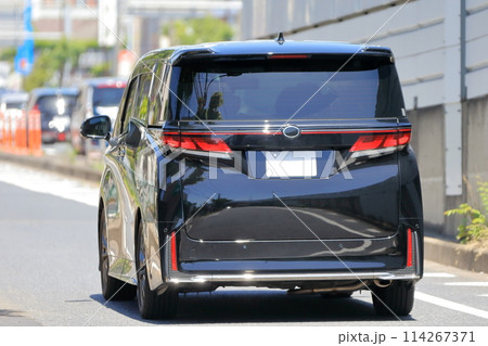走行中のミニバン 114267371