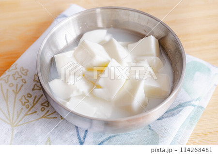 カットした杏仁豆腐 114268481