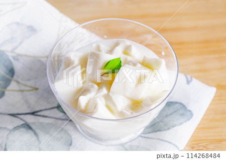 デザートの杏仁豆腐 114268484
