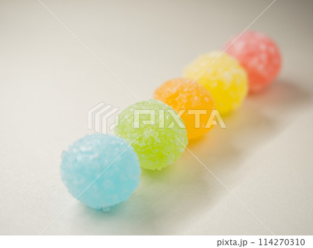 カラフルな飴玉 114270310