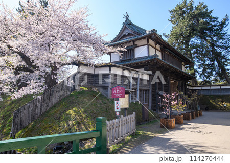 弘前城 春の朝 亀甲橋から桜と北門を観る 青森県 弘前城 春の朝 亀甲橋から桜と北門を観る 青森県 114270444
