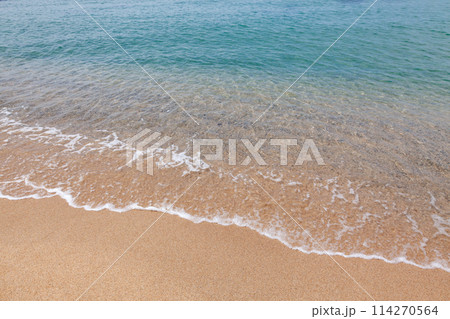 砂浜に打ち寄せる波 114270564