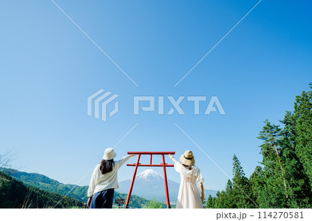 富士山に向かって拝む女性 114270581