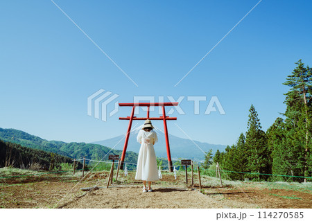 富士山に向かって拝む女性 114270585
