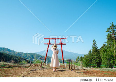 富士山に向かって拝む女性 114270588