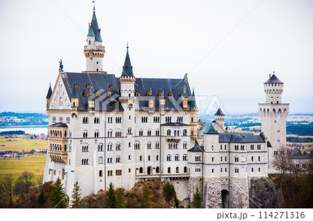 ドイツ・バイエルン州のマリエン橋からのノイシュヴァンシュタイン城 114271316