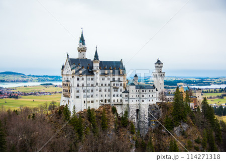 ドイツ・バイエルン州のマリエン橋からのノイシュヴァンシュタイン城 114271318