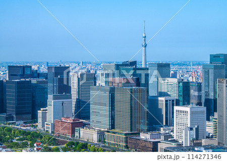 日本の東京都市景観　丸の内や東京駅前のオフィスビル群などを望む＝5月5日 114271346