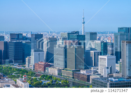日本の東京都市景観　丸の内や東京駅前のオフィスビル群などを望む＝5月5日 114271347