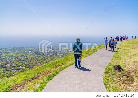 (静岡県)新緑の大室山・山頂遊歩道を歩く人達 (静岡県)新緑の大室山・山頂遊歩道を歩く人達 114271514