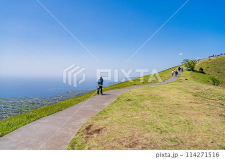 （静岡県）新緑の大室山・山頂遊歩道を歩く人達 114271516
