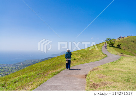 （静岡県）新緑の大室山・山頂遊歩道を歩く人達 114271517