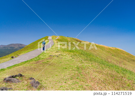（静岡県）新緑の大室山・山頂遊歩道を歩く人達 114271519
