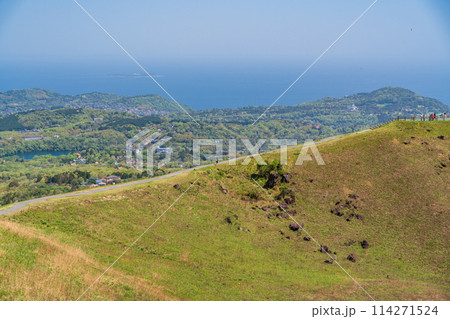 (静岡県)新緑の大室山・山頂遊歩道を歩く人達 (静岡県)新緑の大室山・山頂遊歩道を歩く人達 114271524