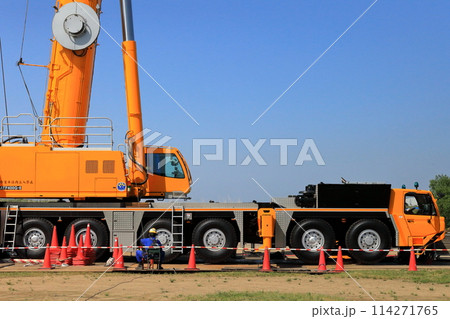 オールテレーンクレーン(自走式クレーン) オールテレーンクレーン(自走式クレーン) 114271765