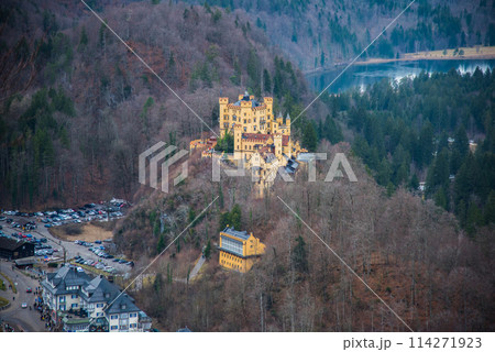 ドイツ・バイエルン　ノイシュバンシュタイン城から見下ろすホーエンシュヴァンガウ城 114271923