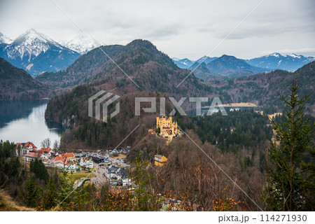 ドイツ・バイエルン　ノイシュバンシュタイン城から見下ろすホーエンシュヴァンガウ城 114271930
