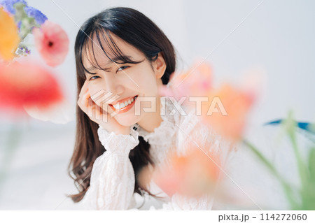花に囲まれる女性　　 114272060
