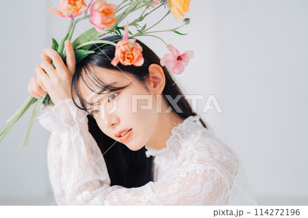 花束を持つ女性　　 114272196