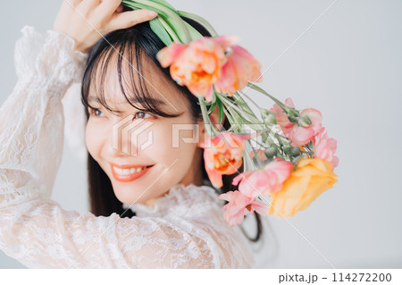 花束を持つ女性　　 114272200