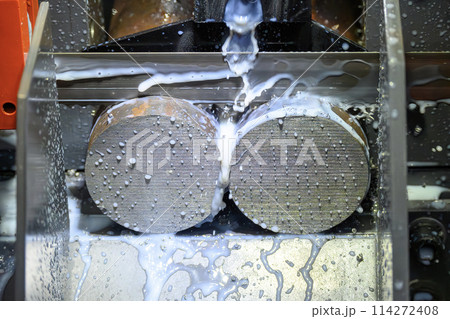 The band saw cutting machine cutting the metal shaft parts with coolant method. The band saw cutting machine cutting the metal shaft parts with coolant method. 114272408