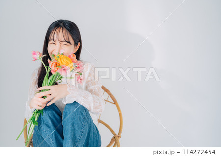 椅子に座って花束を持つ女性　　 114272454