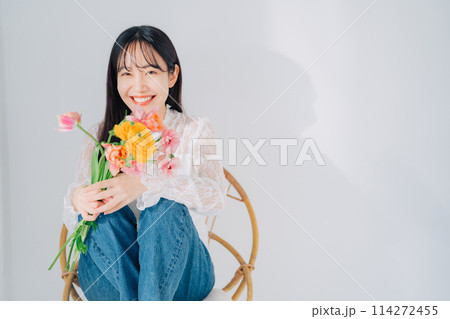 椅子に座って花束を持つ女性　　 114272455