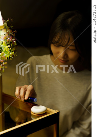 寝る前にアロマで癒される女性 114272515