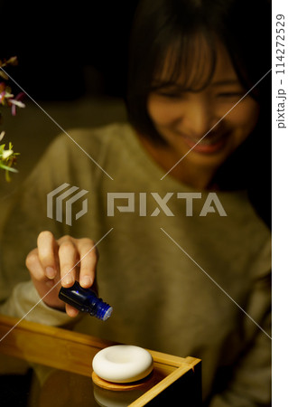 寝る前にアロマで癒される女性 寝る前にアロマで癒される女性 114272529