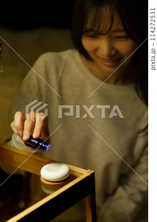 寝る前にアロマで癒される女性 寝る前にアロマで癒される女性 114272531