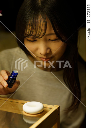 寝る前にアロマで癒される女性 寝る前にアロマで癒される女性 114272536