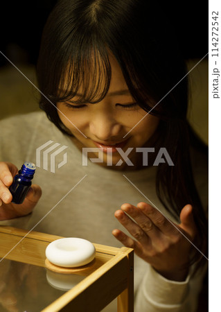 寝る前にアロマで癒される女性 114272542