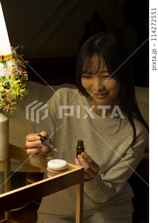 寝る前にアロマで癒される女性 114272551