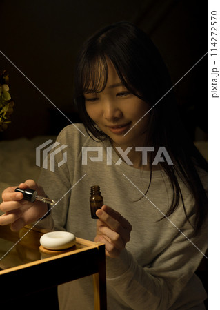 寝る前にアロマで癒される女性 寝る前にアロマで癒される女性 114272570