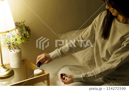 寝る前にアロマで癒される女性 寝る前にアロマで癒される女性 114272590