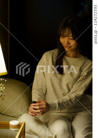 寝る前にアロマで癒される女性 寝る前にアロマで癒される女性 114272593