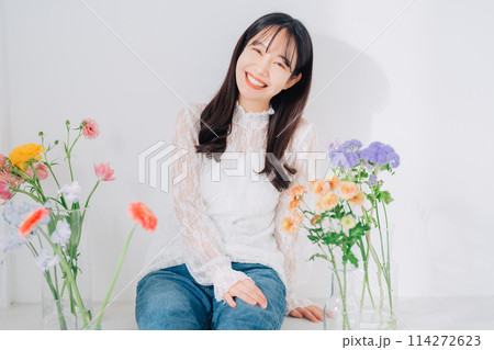 花に囲まれる女性 花に囲まれる女性 114272623