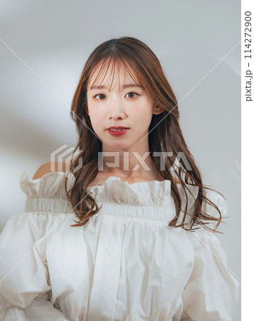 女性のファッションポートレート 美容 スキンケア コスメ 女性のファッションポートレート 美容 スキンケア コスメ 114272900