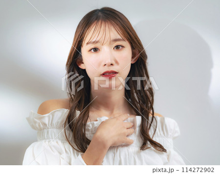 女性のファッションポートレート　美容　スキンケア　コスメ 114272902