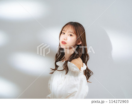 女性のファッションポートレート　美容　スキンケア　コスメ 114272903