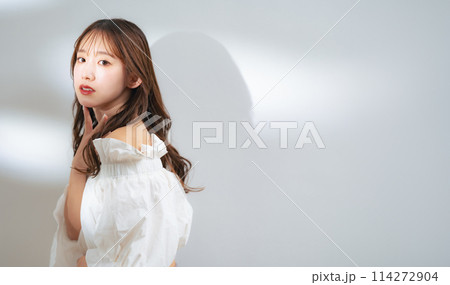 女性のファッションポートレート 美容 スキンケア コスメ 女性のファッションポートレート 美容 スキンケア コスメ 114272904