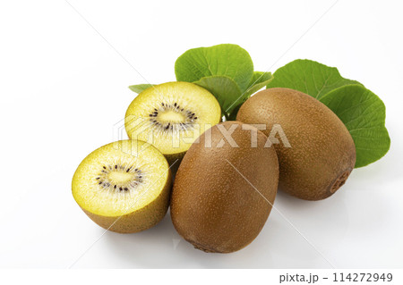 白バックで輪切りと葉を添えたゴールドキウイ 114272949