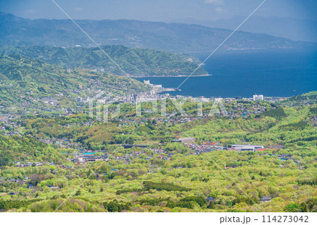 (静岡県)大室山山頂から眺める、伊東市方面 (静岡県)大室山山頂から眺める、伊東市方面 114273042