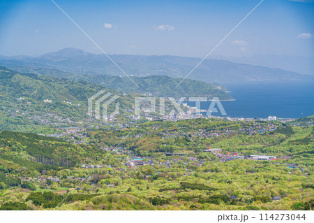 (静岡県)大室山山頂から眺める、伊東市方面 (静岡県)大室山山頂から眺める、伊東市方面 114273044