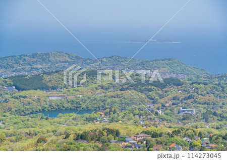 (静岡県)大室山山頂から眺める、伊東市方面 (静岡県)大室山山頂から眺める、伊東市方面 114273045