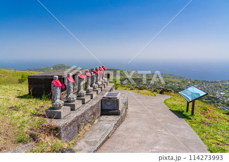 (静岡県)新緑の大室山・八ヶ岳地蔵尊 (静岡県)新緑の大室山・八ヶ岳地蔵尊 114273993