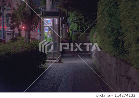 夜道を照らす電話ボックス 114274132