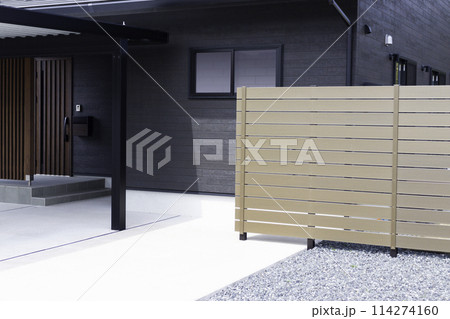 新築住宅の玄関アプローチ 114274160