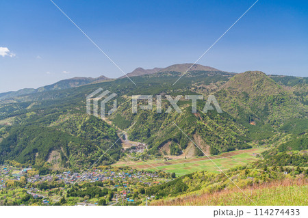 (静岡県)大室山から眺める池盆地と天城連山 (静岡県)大室山から眺める池盆地と天城連山 114274433